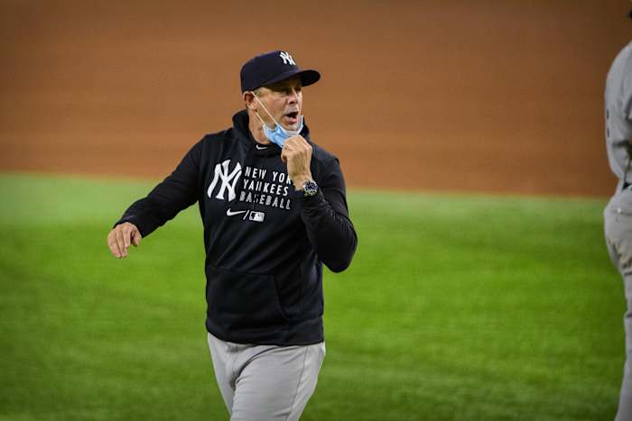 Yankees manager Aaron Boone arguing